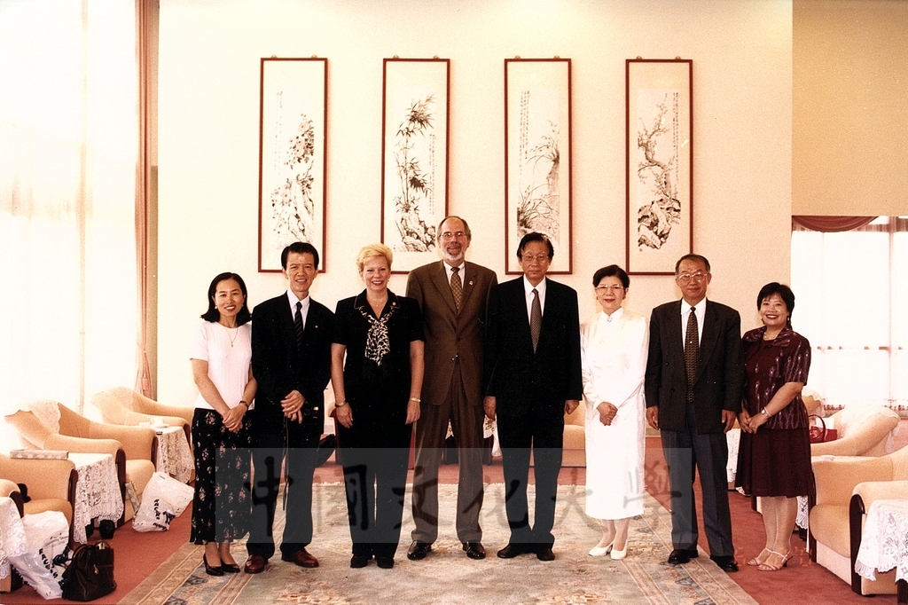 2001年6月12日美國姐妹校莫瑞大學副校長Dr. Don Robertson蒞臨本校參訪並拜會董事長張鏡湖的圖檔，第1張，共2張