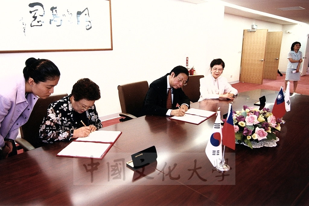 2001年6月29日大韓民國朴永姬女士獲頒本校名譽文學博士學位頒贈典禮的圖檔，第2張，共11張