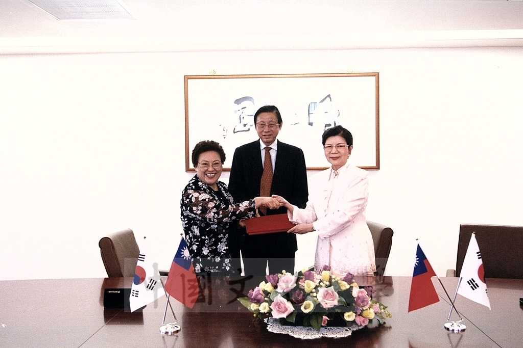 2001年6月29日大韓民國朴永姬女士獲頒本校名譽文學博士學位頒贈典禮的圖檔，第3張，共11張