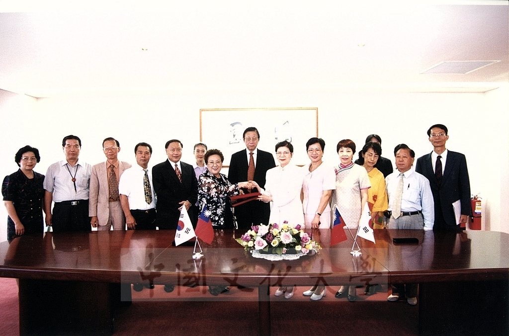 2001年6月29日大韓民國朴永姬女士獲頒本校名譽文學博士學位頒贈典禮的圖檔，第4張，共11張