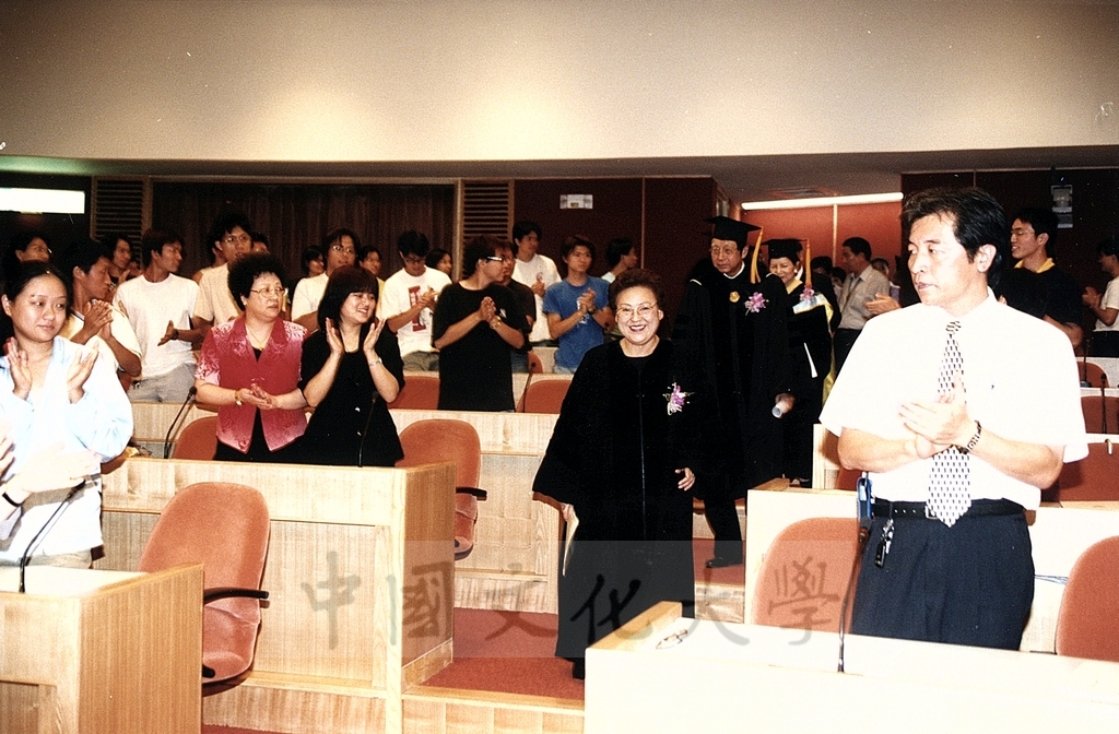 2001年6月29日大韓民國朴永姬女士獲頒本校名譽文學博士學位頒贈典禮的圖檔，第5張，共11張