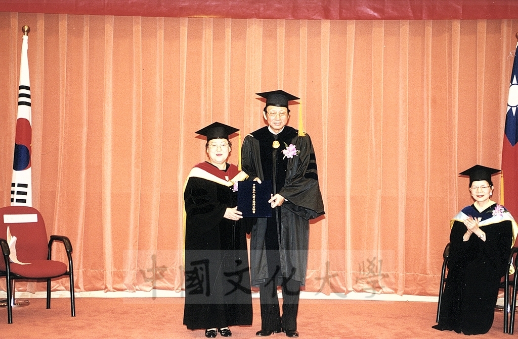 2001年6月29日大韓民國朴永姬女士獲頒本校名譽文學博士學位頒贈典禮的圖檔，第7張，共11張
