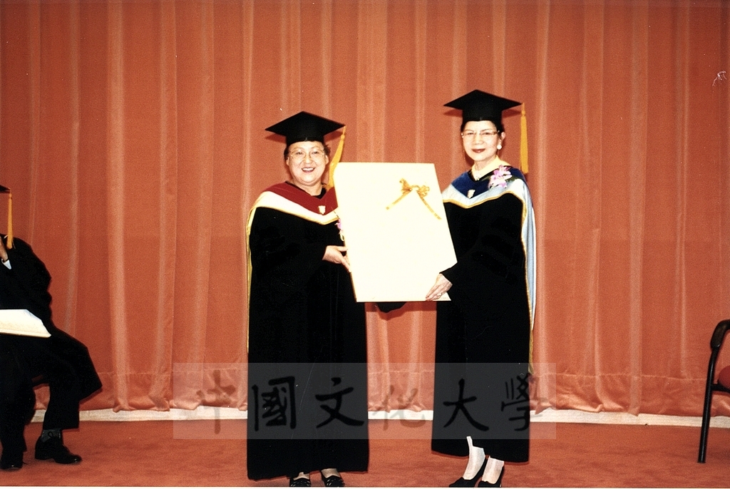 2001年6月29日大韓民國朴永姬女士獲頒本校名譽文學博士學位頒贈典禮的圖檔，第8張，共11張