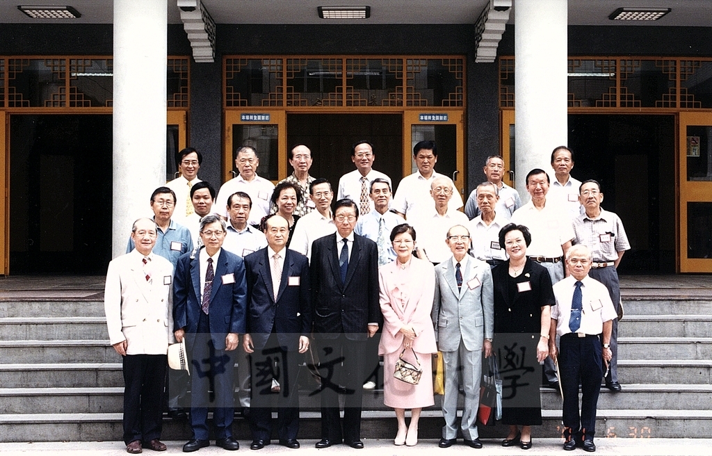 2001年6月30日中國文化大學行管系畢業校友回母校參訪並拜會董事長張鏡湖的圖檔，第1張，共3張