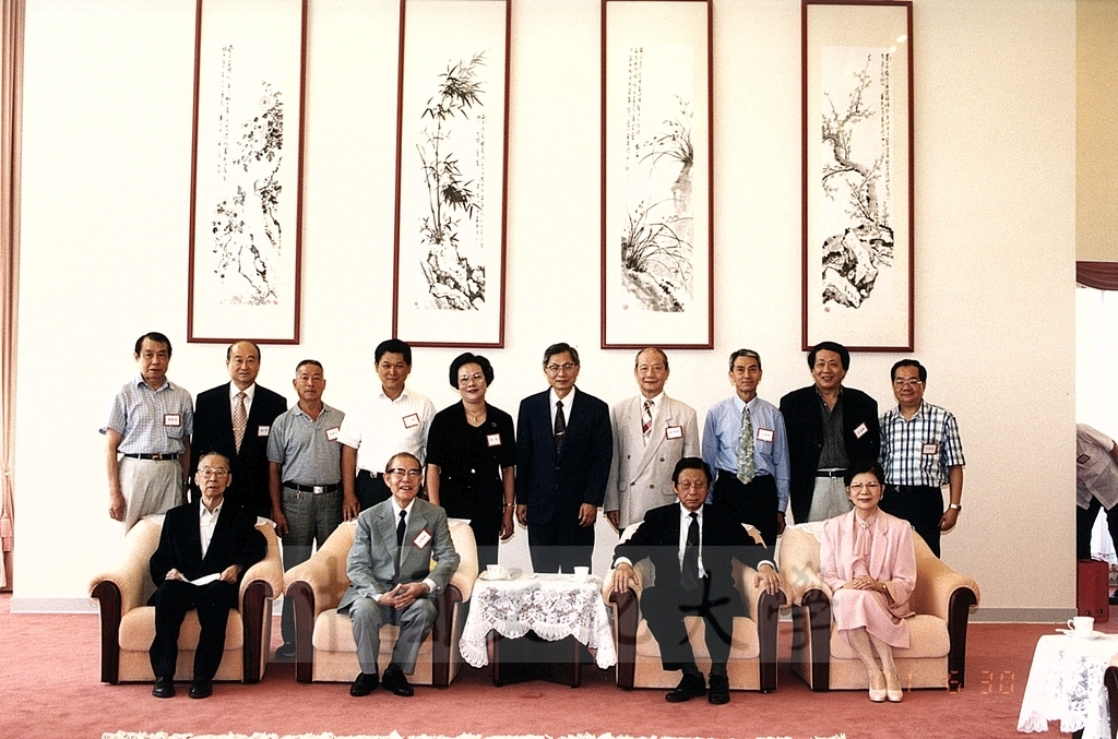2001年6月30日中國文化大學行管系畢業校友回母校參訪並拜會董事長張鏡湖的圖檔，第2張，共3張