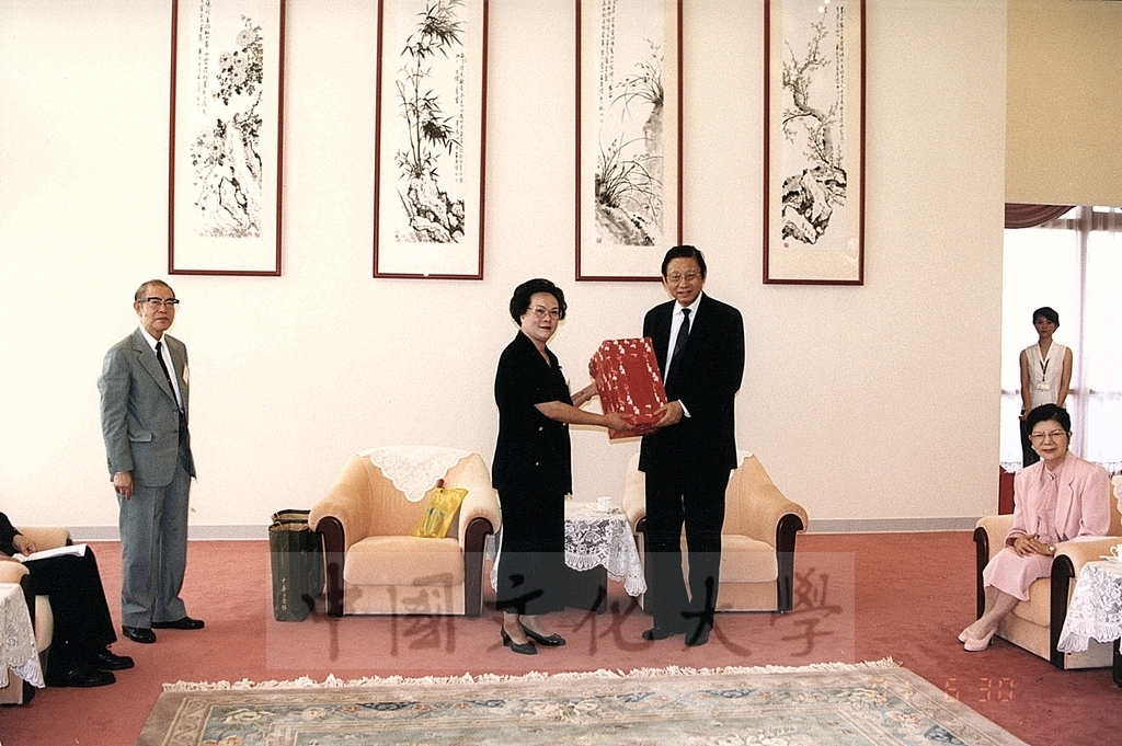 2001年6月30日中國文化大學行管系畢業校友回母校參訪並拜會董事長張鏡湖的圖檔，第3張，共3張