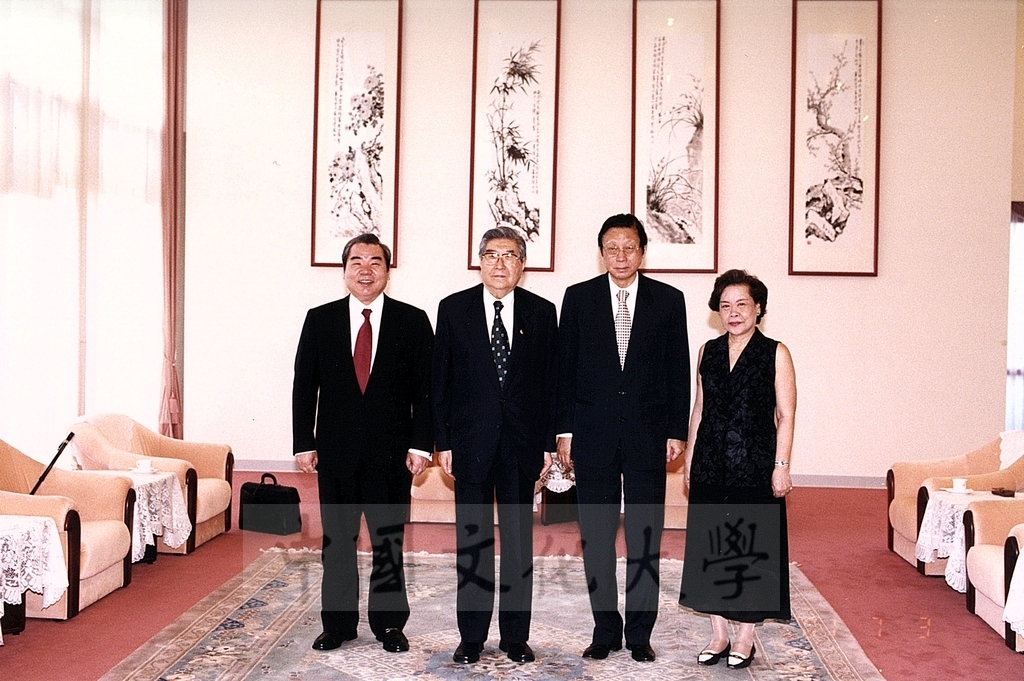 2001年7月3日立法院院長梁肅戎蒞校參訪並拜會董事長張鏡湖的圖檔，第1張，共1張