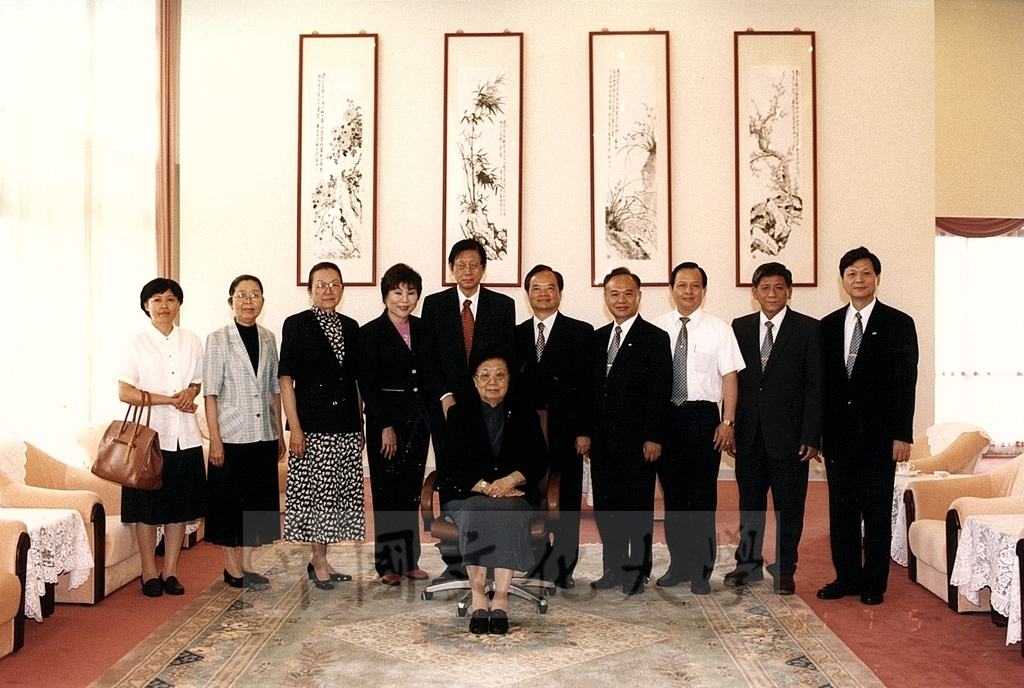2001年7月4日一貫道世界總會副理事長陳鴻珍率訪問團蒞臨本校參訪並拜會董事長張鏡湖、董事穆閩珠的圖檔，第5張，共5張