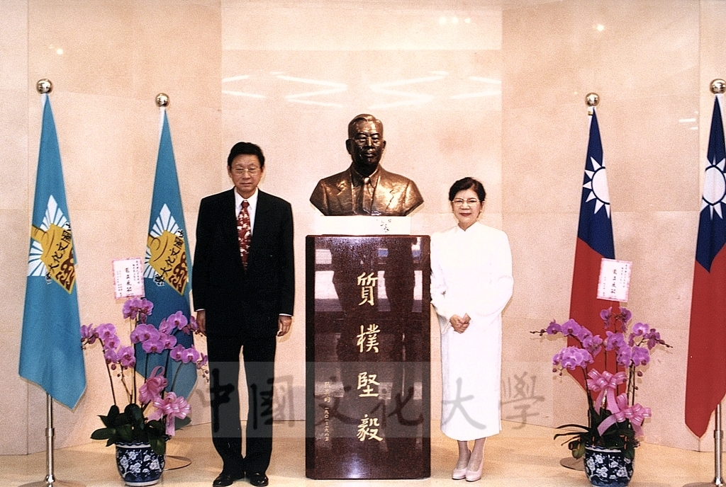 2001年7月23日大陸雕塑巨擘曹崇恩為創辦人張其昀銅像塑新像，董事長張鏡湖、校長林彩梅親自主持新象揭幕儀式的圖檔，第2張，共3張