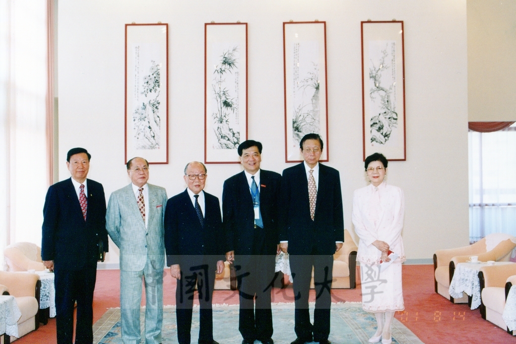 2001年8月14日舉行本校與浙江省寧波大學學術交流合作簽約儀式的圖檔，第6張，共11張