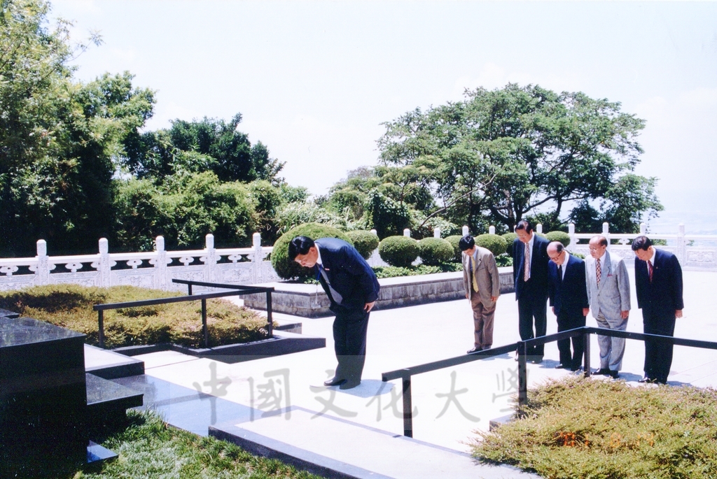 2001年8月14日舉行本校與浙江省寧波大學學術交流合作簽約儀式的圖檔，第8張，共11張