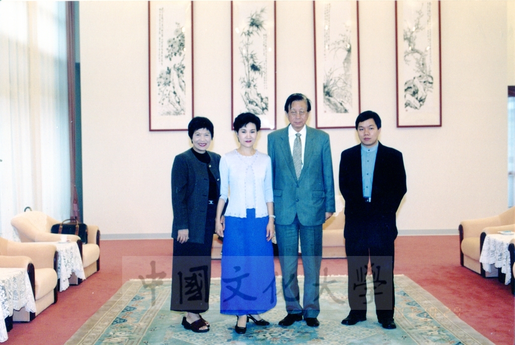 2001年10月29日藝人吳靜嫻蒞臨本校參訪並拜會董事長張鏡湖的圖檔，第1張，共1張