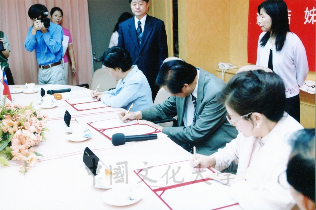 2001年11月1日舉行本校與韓國誠信女子大學校締結姐妹校簽約儀式的圖檔，第2張，共9張