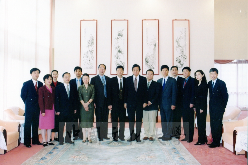 2001年11月13日大陸北京法官協會蒞臨本校參訪並拜會董事長張鏡湖的圖檔，第1張，共2張
