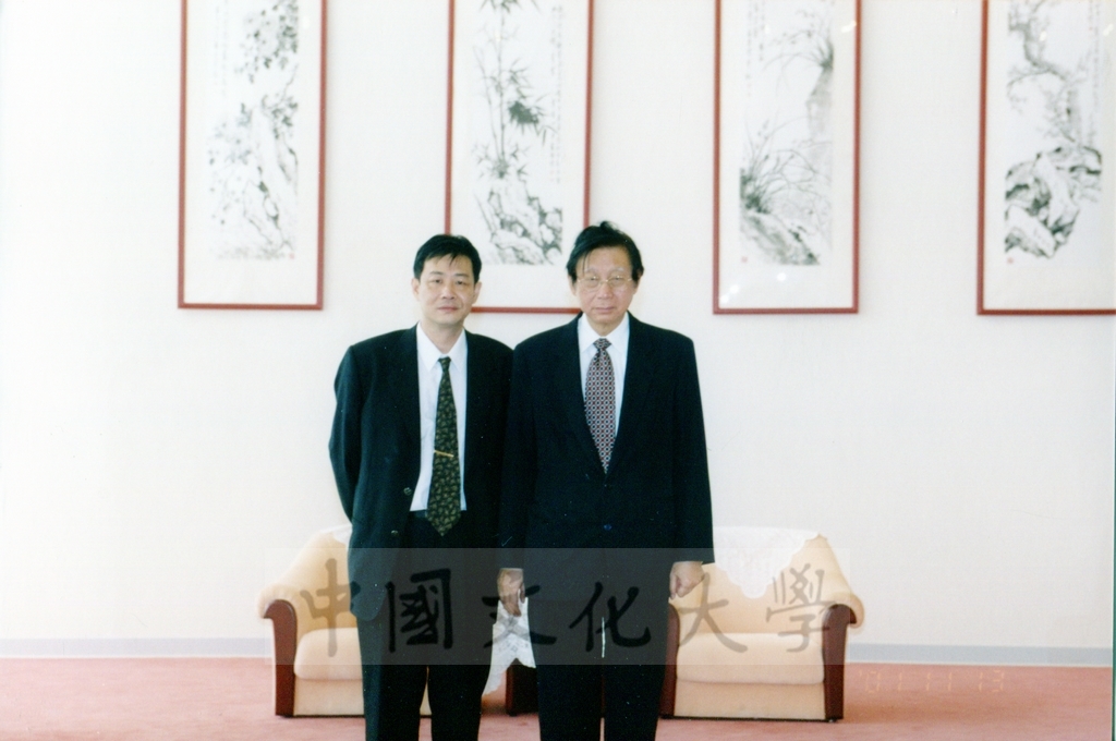 2001年11月13日大陸北京法官協會蒞臨本校參訪並拜會董事長張鏡湖的圖檔，第2張，共2張