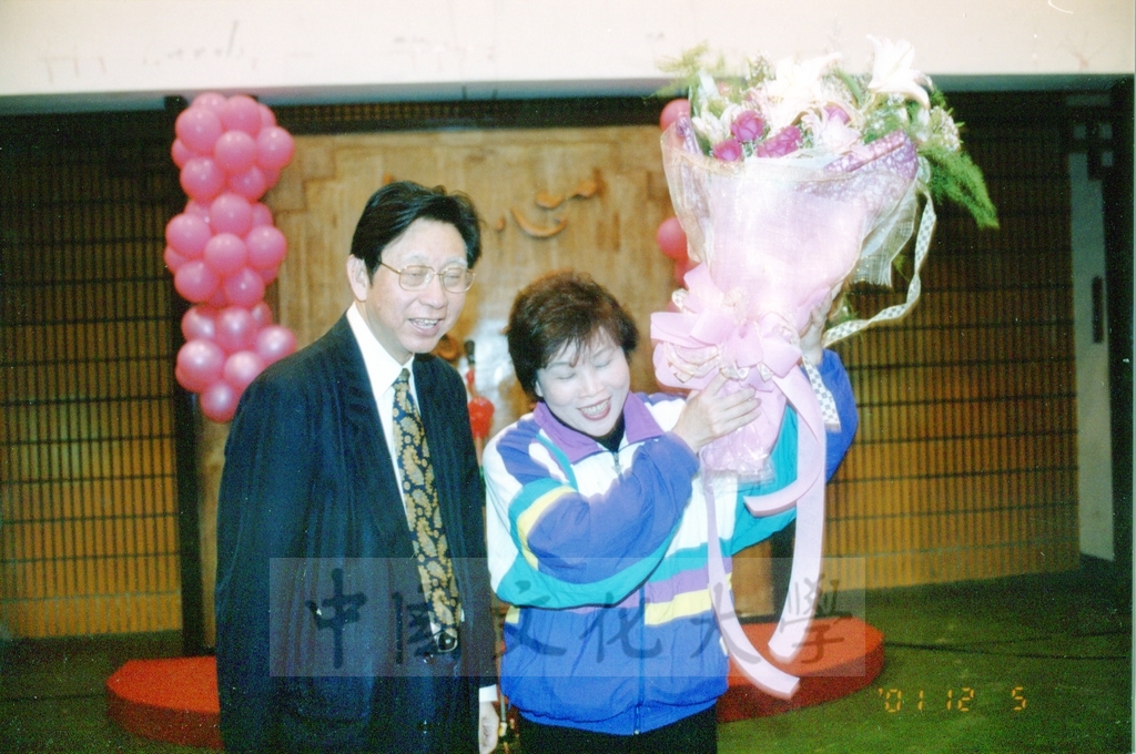 2001年12月5日中國文化大學董事穆閩珠當選連任立法委員感恩餐會的圖檔，第5張，共7張