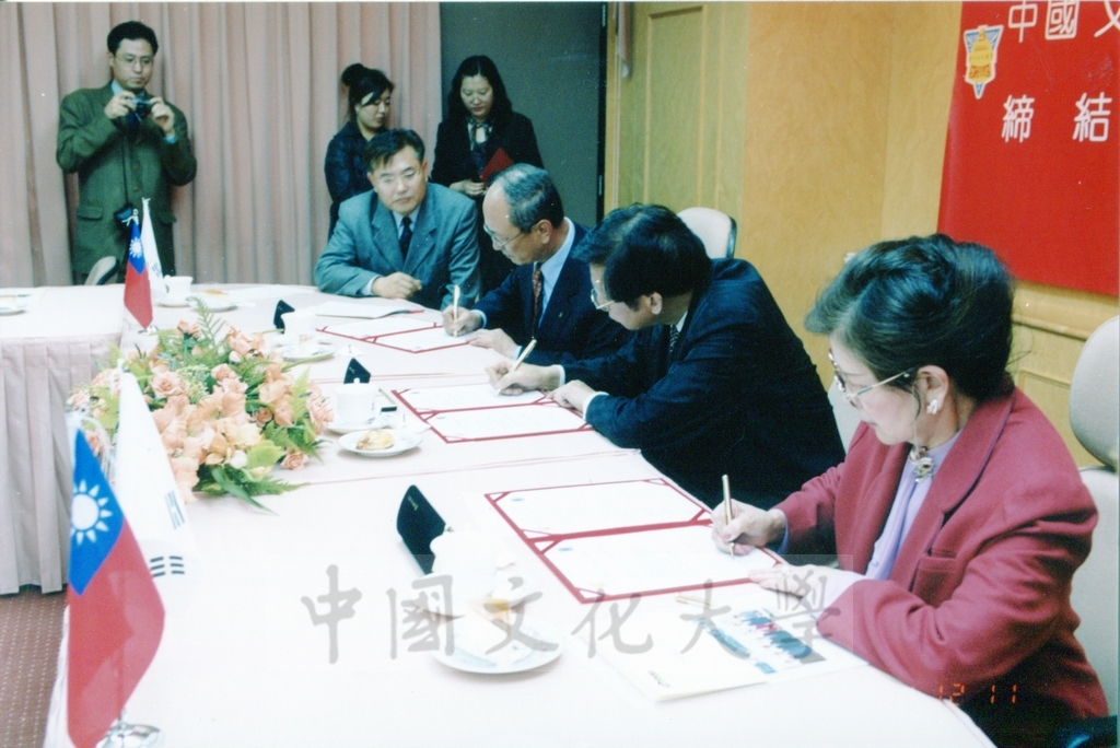 2001年12月11日舉行本校與韓國祥明大學締結姐妹校簽約儀式的圖檔，第2張，共6張