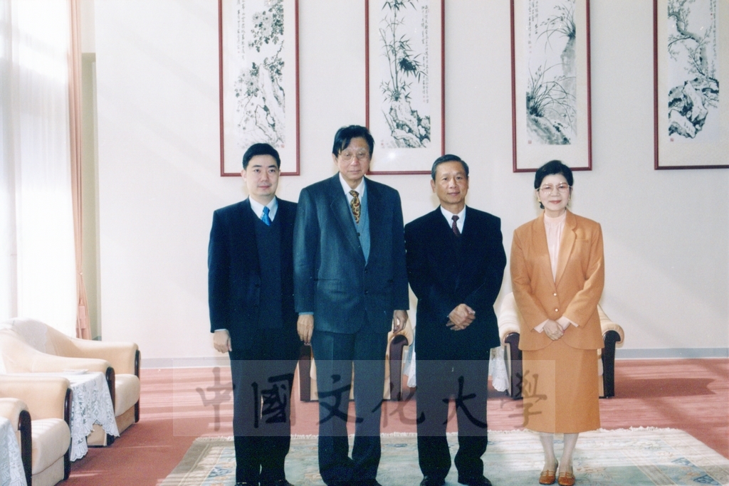2001年11月24日台北市立體育學院校長鄭虎蒞臨本校參訪並拜會董事長張鏡湖的圖檔，第1張，共1張