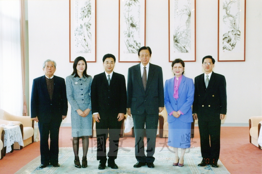 2001年12月25日日本孝道團第三代岡野夫婦蒞校參訪並拜會董事長張鏡湖的圖檔，第2張，共2張