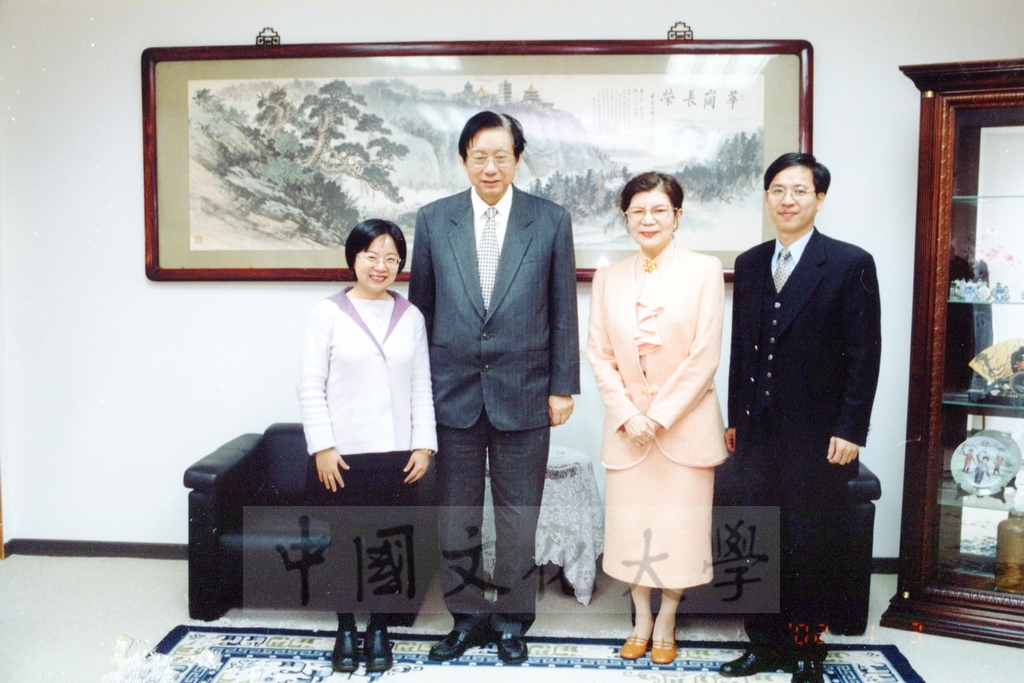 2002年1月3日台北市議員賴素如蒞臨本校參訪並拜會董事長張鏡湖的圖檔，第1張，共1張