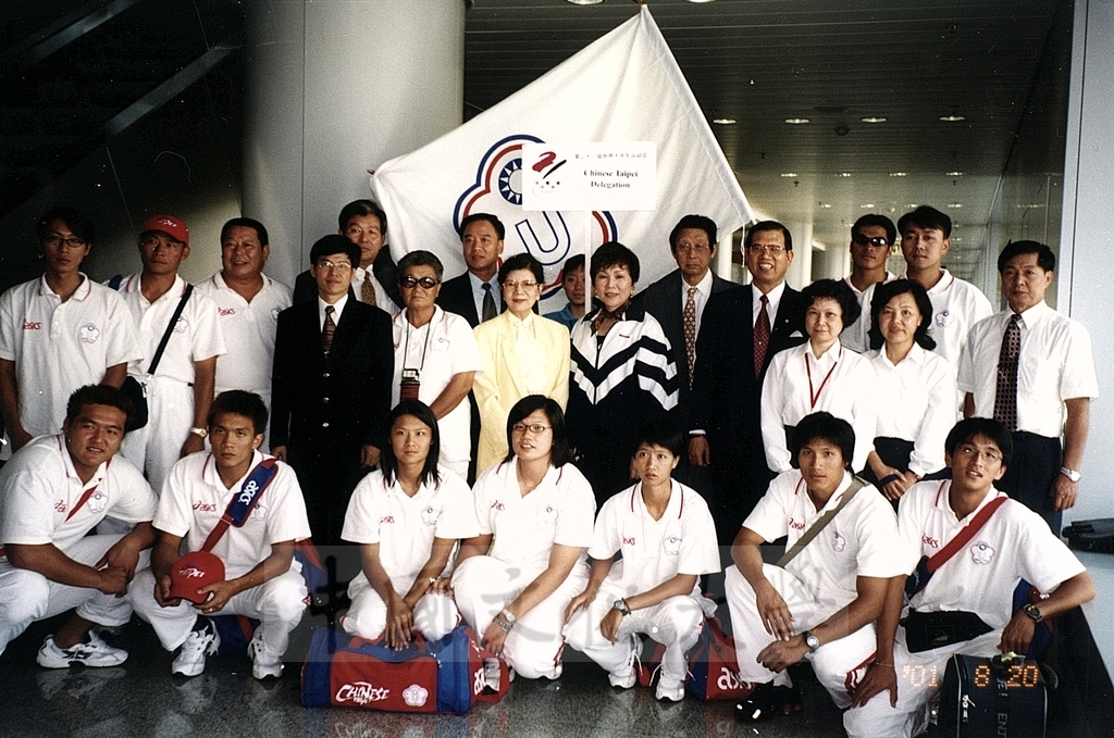 2001年8月20日董事長張鏡湖、校長林彩梅率團赴大陸北京參加世界大學運動會參賽並進行相關考察的圖檔，第1張，共7張