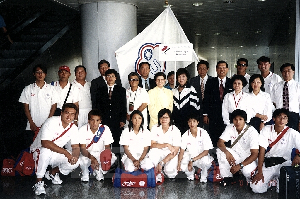 2001年8月20日董事長張鏡湖、校長林彩梅率團赴大陸北京參加世界大學運動會參賽並進行相關考察的圖檔，第2張，共7張