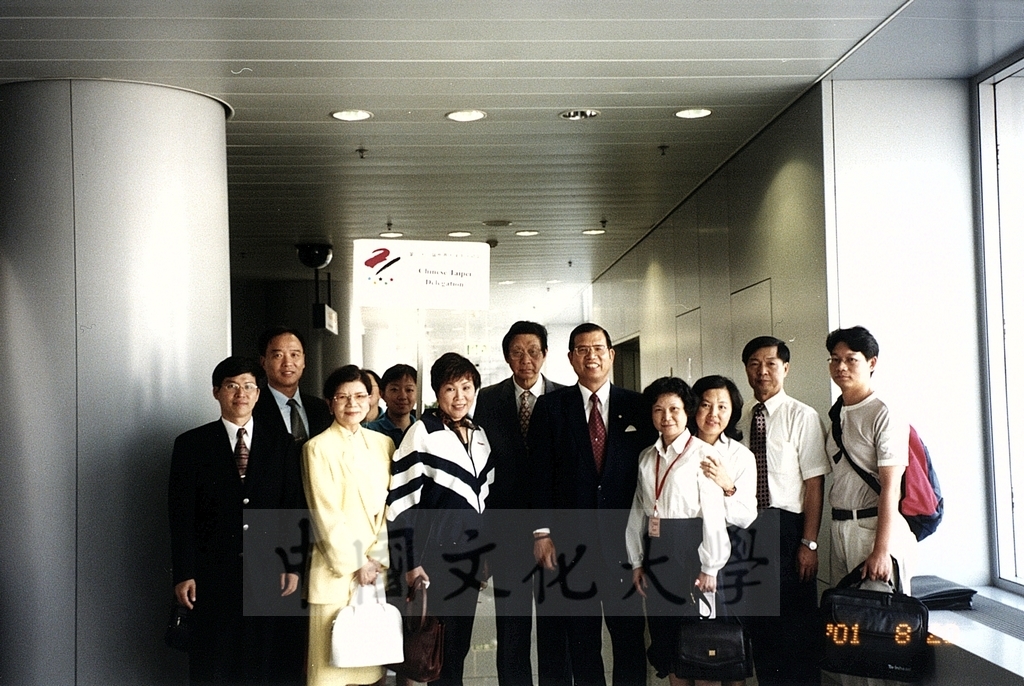 2001年8月20日董事長張鏡湖、校長林彩梅率團赴大陸北京參加世界大學運動會參賽並進行相關考察的圖檔，第4張，共7張