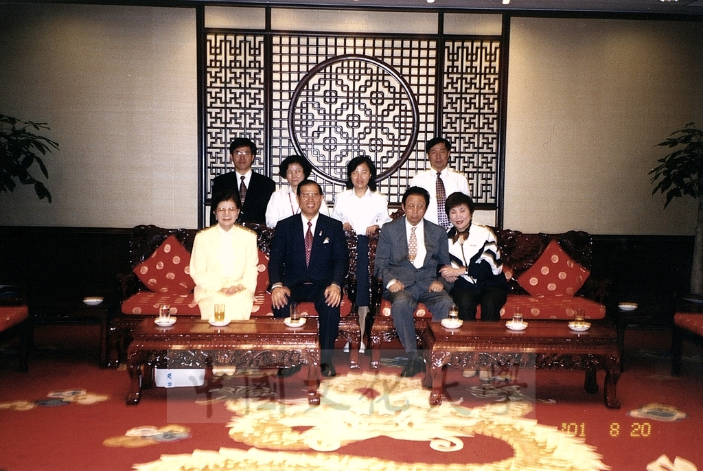 2001年8月20日董事長張鏡湖、校長林彩梅率團赴大陸北京參加世界大學運動會參賽並進行相關考察的圖檔，第5張，共7張