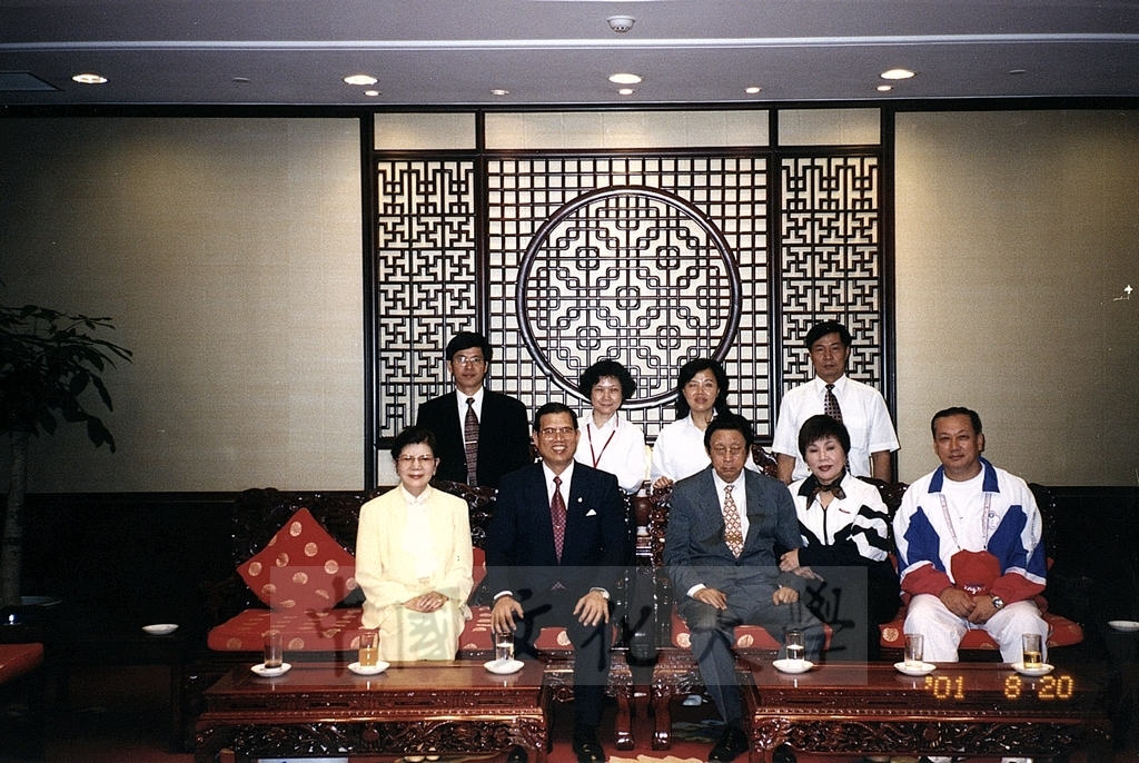 2001年8月20日董事長張鏡湖、校長林彩梅率團赴大陸北京參加世界大學運動會參賽並進行相關考察的圖檔，第6張，共7張