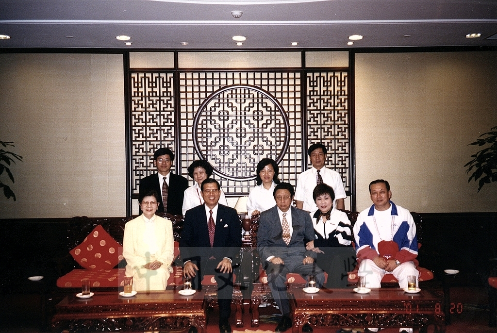 2001年8月20日董事長張鏡湖、校長林彩梅率團赴大陸北京參加世界大學運動會參賽並進行相關考察的圖檔，第7張，共7張