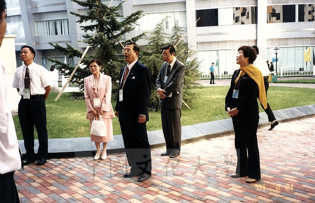 2001年8月21日董事長張鏡湖、校長林彩梅率領世界大學運動會參賽選手蒞臨北京運動會場的圖檔，第5張，共22張