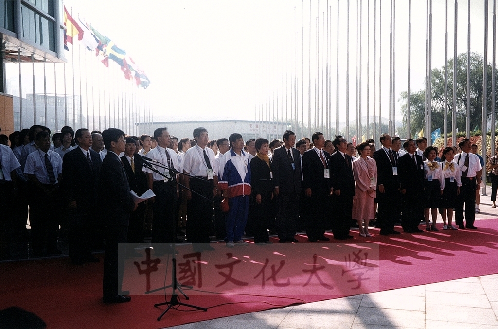 2001年8月21日董事長張鏡湖、校長林彩梅率領世界大學運動會參賽選手蒞臨北京運動會場的圖檔，第8張，共22張