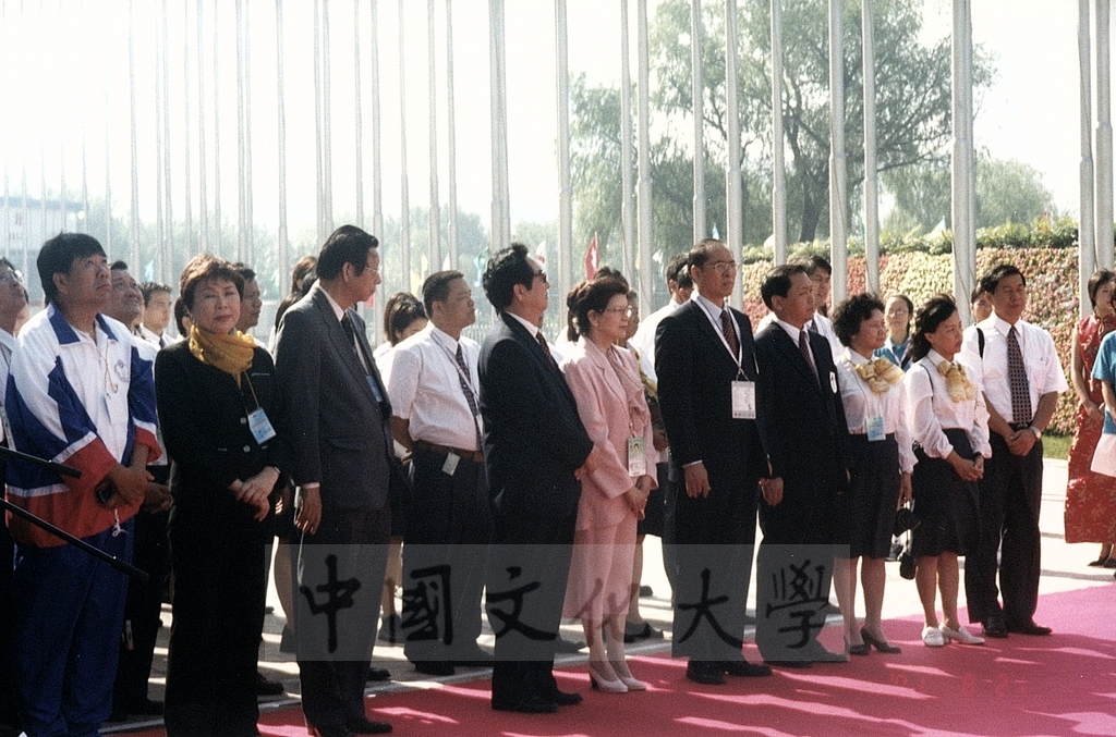 2001年8月21日董事長張鏡湖、校長林彩梅率領世界大學運動會參賽選手蒞臨北京運動會場的圖檔，第9張，共22張