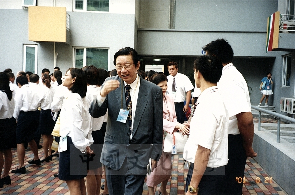 2001年8月21日董事長張鏡湖、校長林彩梅率領世界大學運動會參賽選手蒞臨北京運動會場的圖檔，第10張，共22張