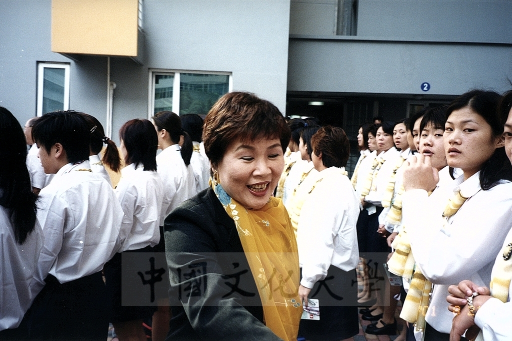 2001年8月21日董事長張鏡湖、校長林彩梅率領世界大學運動會參賽選手蒞臨北京運動會場的圖檔，第11張，共22張