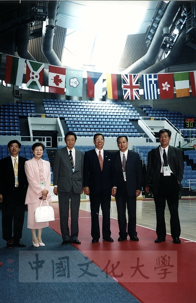 2001年8月21日董事長張鏡湖、校長林彩梅率領世界大學運動會參賽選手蒞臨北京運動會場的圖檔，第13張，共22張