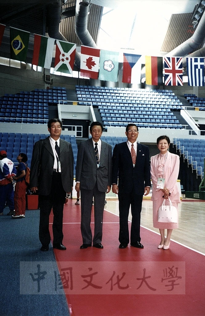 2001年8月21日董事長張鏡湖、校長林彩梅率領世界大學運動會參賽選手蒞臨北京運動會場的圖檔，第14張，共22張