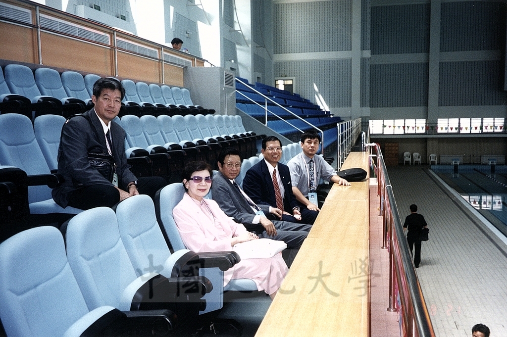 2001年8月21日董事長張鏡湖、校長林彩梅率領世界大學運動會參賽選手蒞臨北京運動會場的圖檔，第15張，共22張