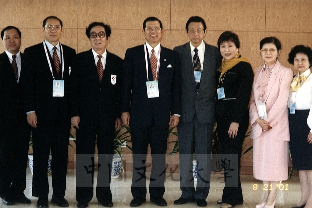 2001年8月21日董事長張鏡湖、校長林彩梅率領世界大學運動會參賽選手蒞臨北京運動會場的圖檔，第18張，共22張