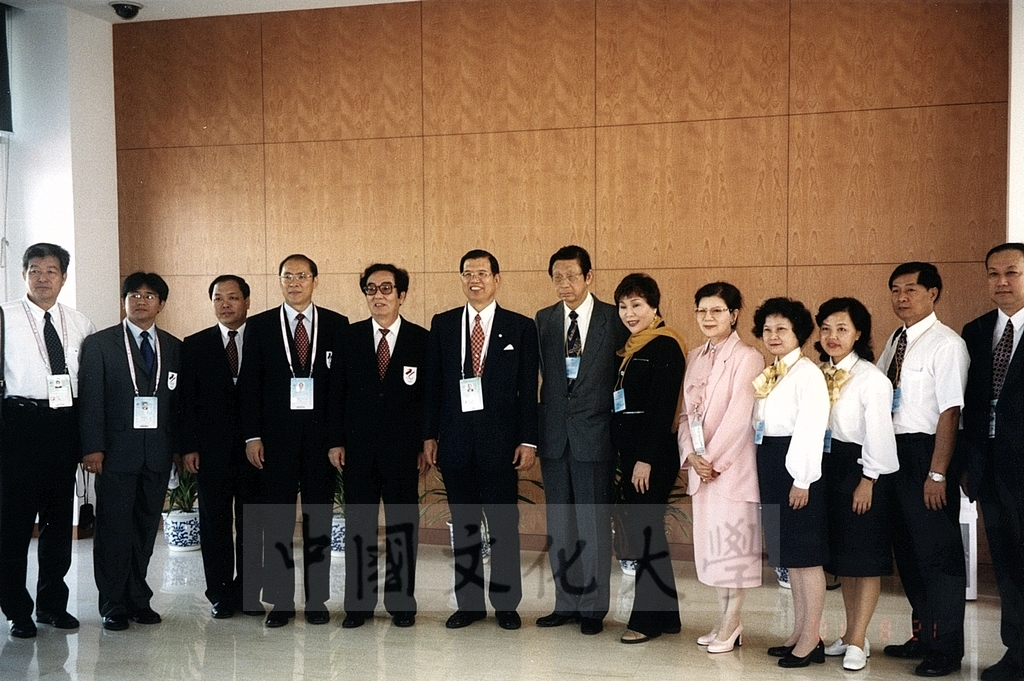 2001年8月21日董事長張鏡湖、校長林彩梅率領世界大學運動會參賽選手蒞臨北京運動會場的圖檔，第19張，共22張