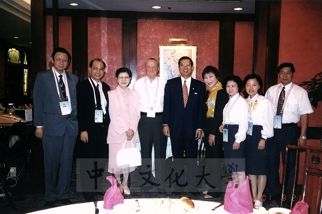 2001年8月21日董事長張鏡湖、校長林彩梅率領世界大學運動會參賽選手蒞臨北京運動會場的圖檔，第22張，共22張