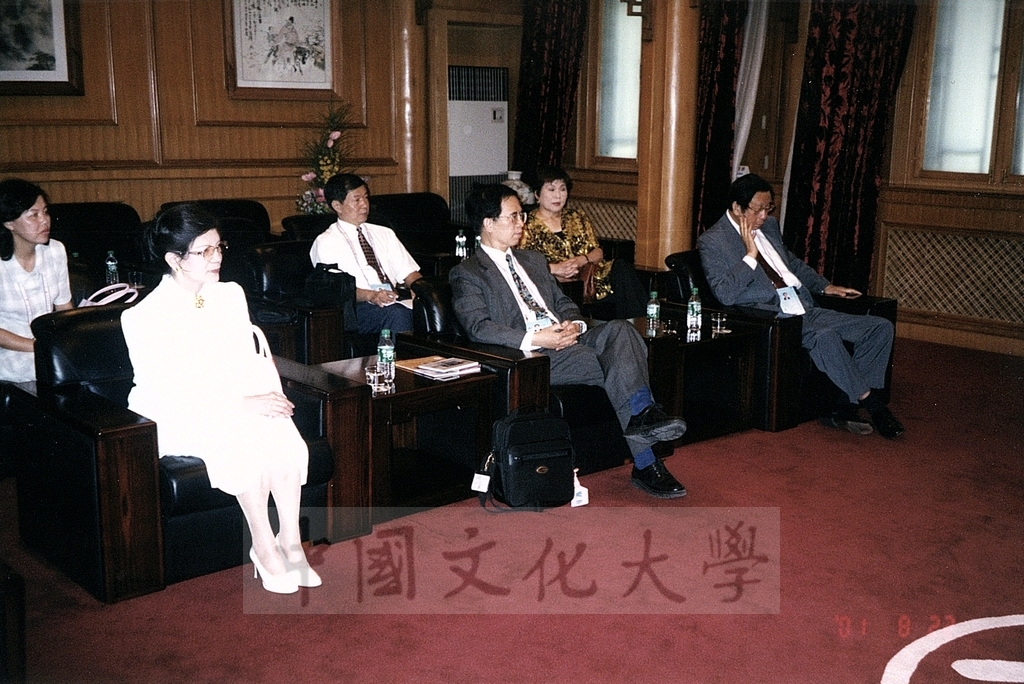 2001年8月22日董事長張鏡湖、校長林彩梅於世界大學運動會期間參訪北京大學的圖檔，第3張，共9張