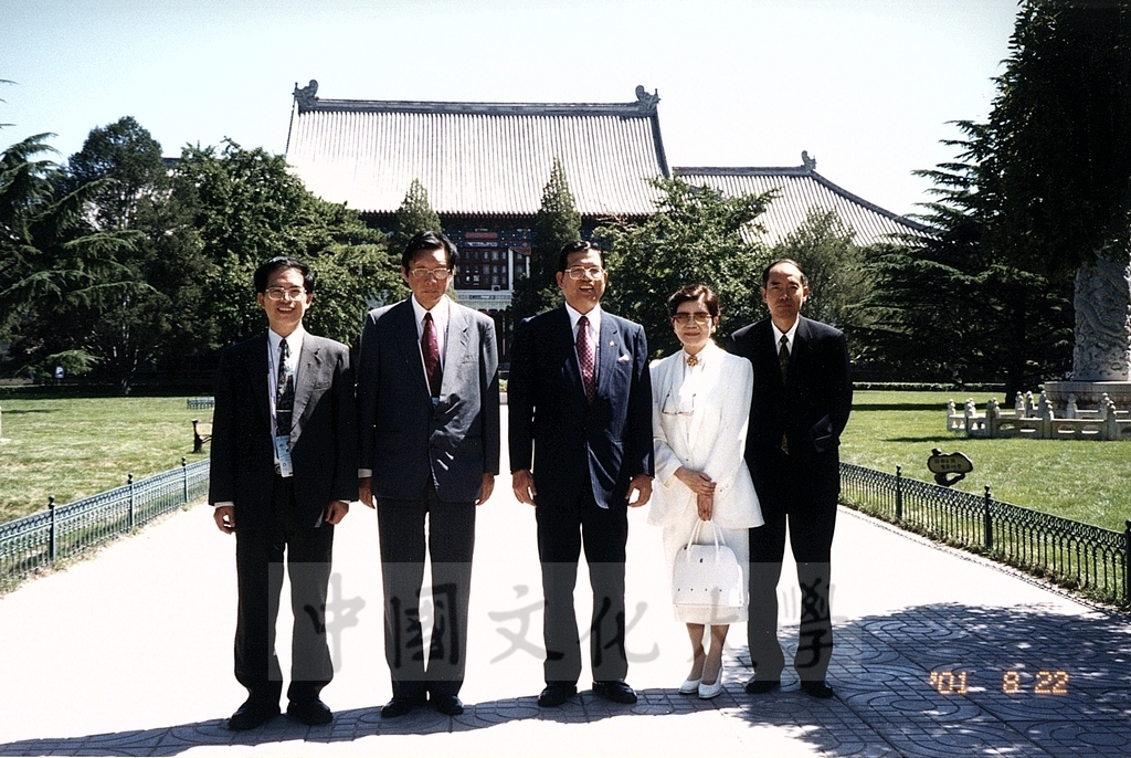 2001年8月22日董事長張鏡湖、校長林彩梅於世界大學運動會期間參訪北京大學的圖檔，第8張，共9張
