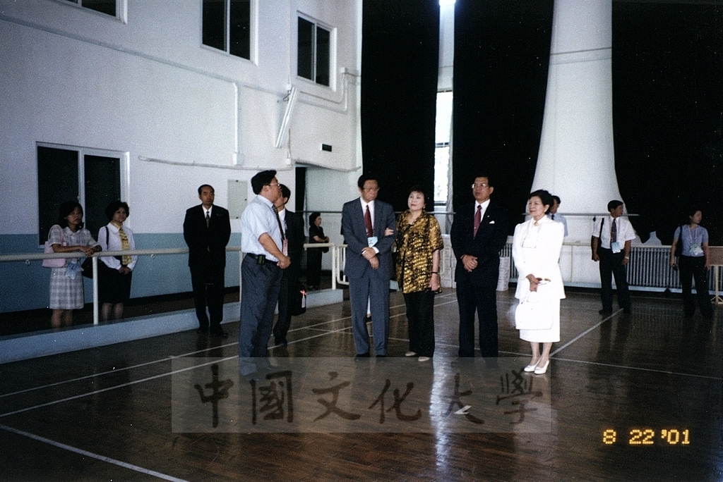 2001年8月22日董事長張鏡湖、校長林彩梅於世界大學運動會期間參訪北京大學的圖檔，第9張，共9張
