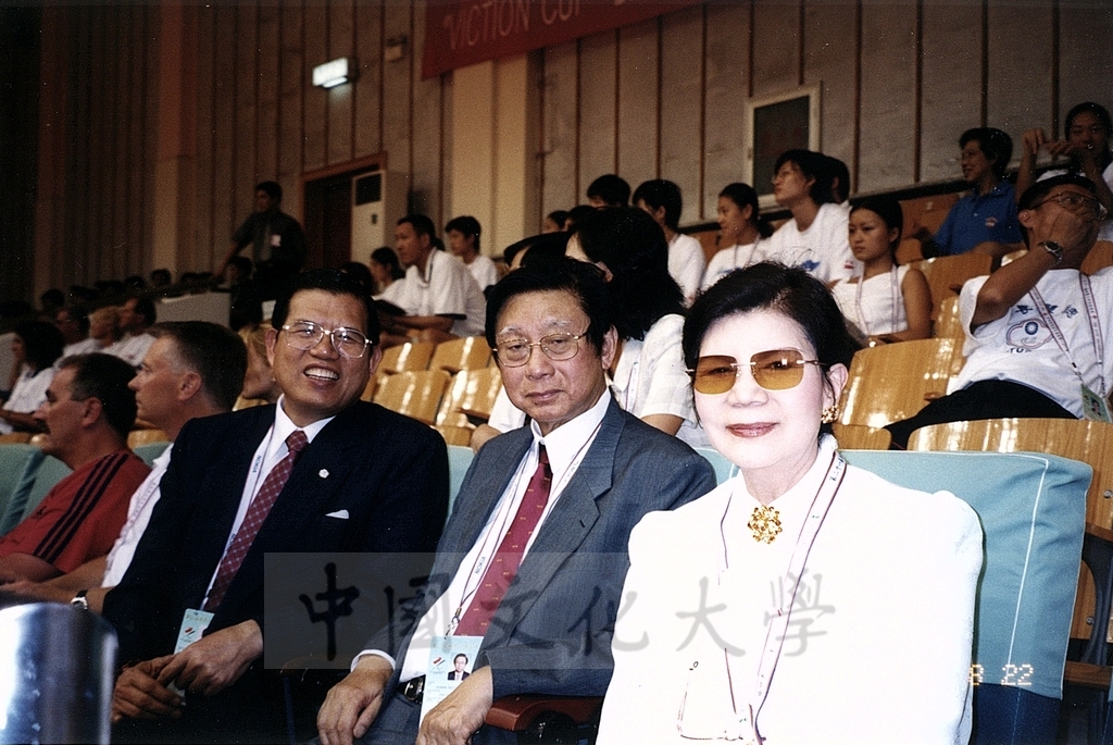 2001年8月22日董事長張鏡湖、校長林彩梅蒞臨世界大學運動會比賽現場並參加北京第21屆世界大學運動會新聞發布會的圖檔，第3張，共4張