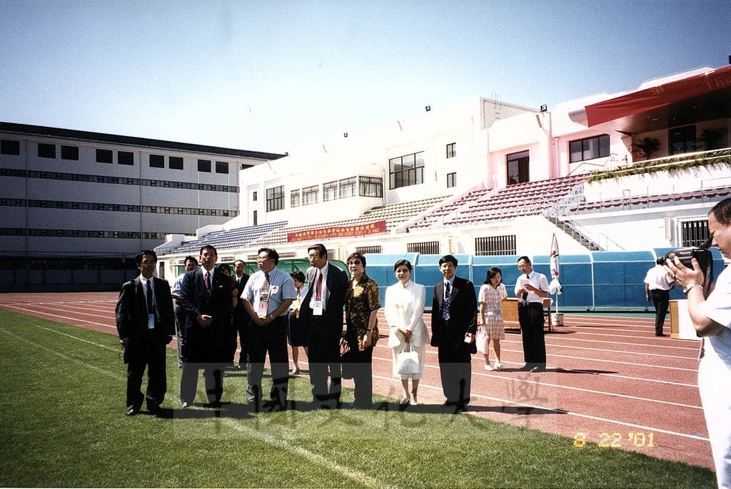 2001年8月22日董事長張鏡湖、校長林彩梅蒞臨世界大學運動會比賽現場並參加北京第21屆世界大學運動會新聞發布會的圖檔，第4張，共4張