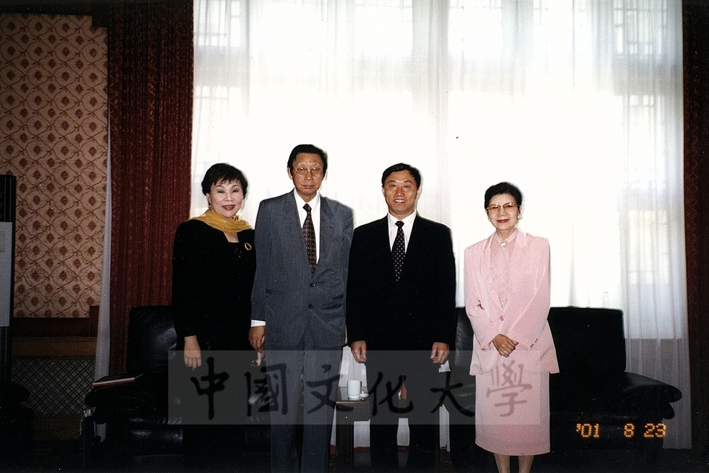 2001年8月23日董事長張鏡湖、校長林彩梅於世界大學運動會期間參訪中國科學院的圖檔，第2張，共2張