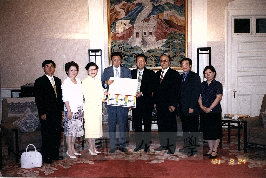 2001年8月24日董事長張鏡湖、校長林彩梅於世界大學運動會期間拜訪北京市府，獲北京副市長熱烈歡迎的圖檔，第1張，共4張