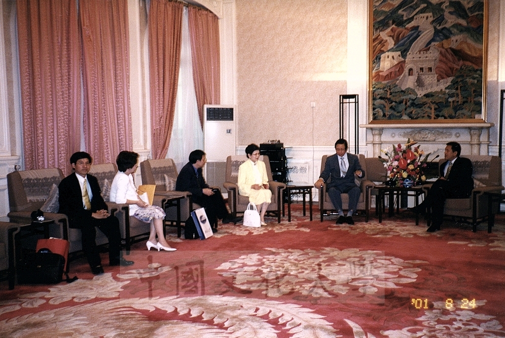 2001年8月24日董事長張鏡湖、校長林彩梅於世界大學運動會期間拜訪北京市府，獲北京副市長熱烈歡迎的圖檔，第2張，共4張