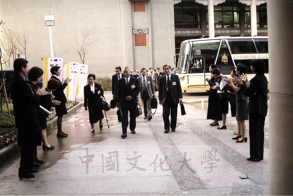 2001年11月5日參加中日韓三國私立學校發展會議貴賓蒞臨本校並由董事長張鏡湖、校長林彩梅親自接待的圖檔，第4張，共10張